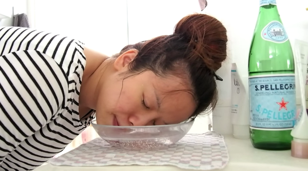 dùng nước có ga để rửa mặt dùng nước có ga để rửa mặt